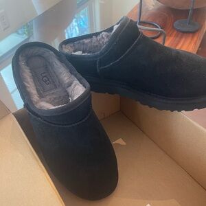 Ugh classic women’s slipper - black size 8 brand new in a box